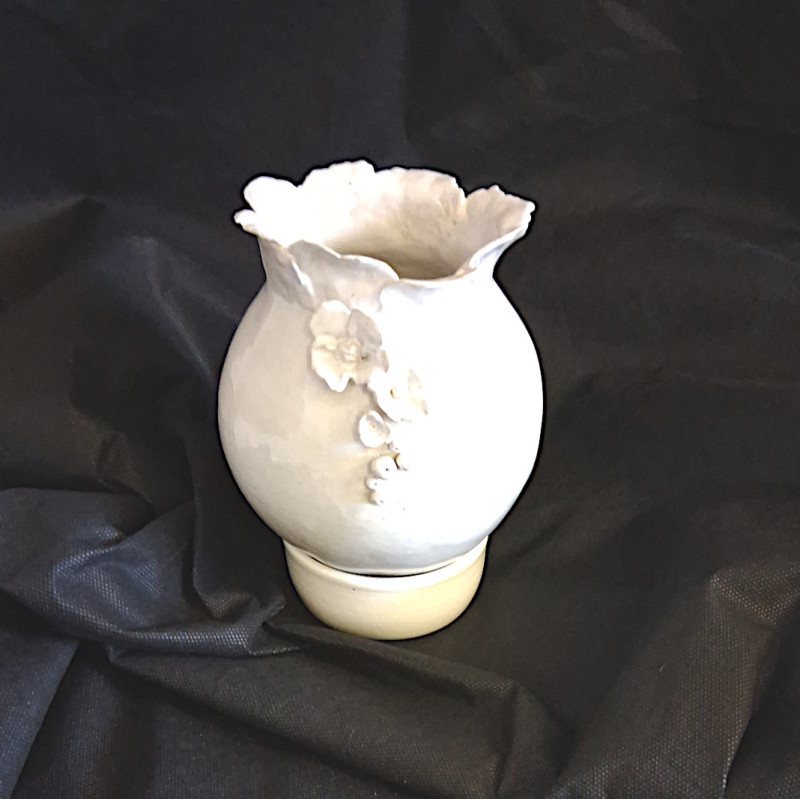 Vase en grès blanc cassé avec petite fleur