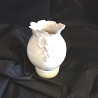 Vase en grès blanc cassé avec petite fleur